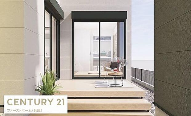 ナチュラルな色合いの外観が印象的です。明るい日差しが差し込むウッドデッキが魅力となっています。大きな窓で室内の開放感が感じられます。ガーデニングにも適したスペースが確保されています。