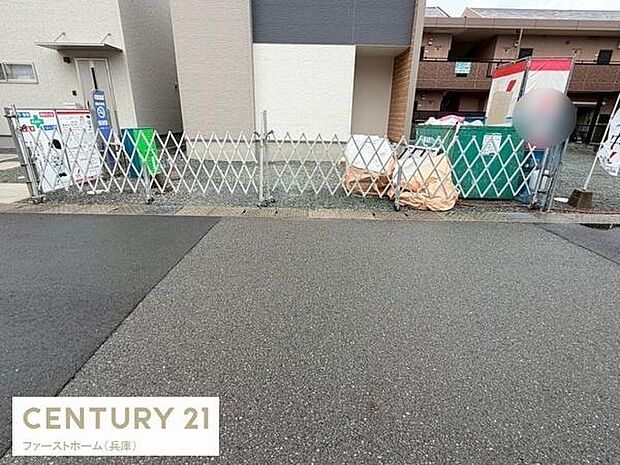 敷地内に専用の駐車スペースが確保されています。駐車場前面は広めに設計されており車の出し入れもスムーズです。ゲート付きで管理もしやすく用途に応じて活用できます。