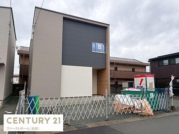 シンプルでスタイリッシュな外観が特徴的です。シックなカラーリングで周囲とも調和しています。建物のフォルムがモダンな印象を与えます。敷地の使い勝手も良さそうです。大きな窓が開放感をもたらしています。