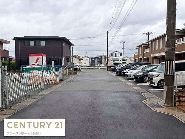 前面道路は幅が広く車の出入りがしやすい環境です。周辺には整然とした住宅が並び落ち着いた雰囲気が感じられます。歩道部分も整備されており快適に通行できます。駐車スペースも確保されています。