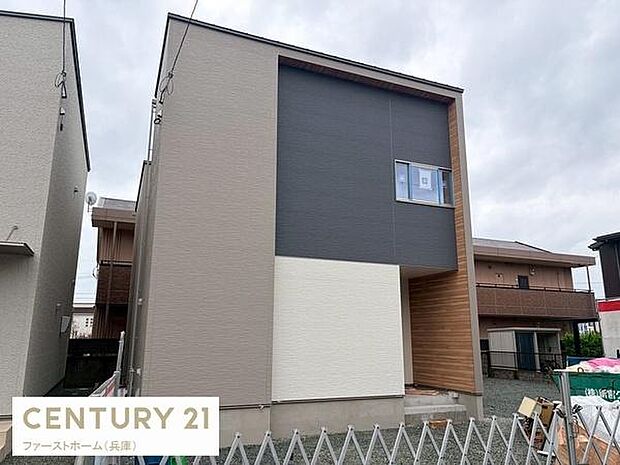 直線的なデザインが印象的な外観です。モダンな色使いとアクセントの木目が調和しています。シンプルなシルエットが周囲になじみやすい印象です。開放感のある窓が特徴的です。住まいとしての機能性も期待できます。