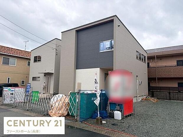 シンプルで現代的な外観が特徴の建物です。周辺には住宅が並び落ち着いた雰囲気が感じられます。敷地内は広々としており駐車スペースも確保されています。道路に面しているためアクセスが便利です。