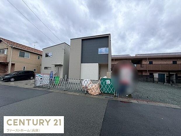 シンプルでモダンな外観が印象的な戸建てです。駐車スペースが広く車の出し入れもスムーズに行えます。周辺は落ち着いた住宅街で住環境が整っています。前面道路が広いため車の出入りがしやすいです。