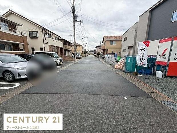 前面道路は車通りが落ち着いており周辺には新しい住宅が並んでいます。現地は整備された街並みで落ち着いた住環境となっています。道幅も確保されており車の出入りもしやすそうです。