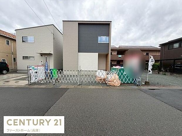 シンプルでスタイリッシュな外観が特徴的です。道路に面したアクセスの良い立地で周囲には住宅が並び落ち着いた印象です。建物前には車両の出入りがしやすいスペースも確保されています。