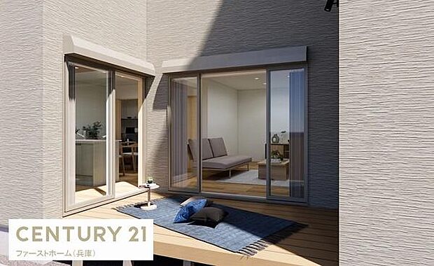 プライベート感のある庭スペースが特徴です。リビングとつながるデッキで屋外の開放感を感じられます。敷地内でリラックスした時間を過ごせそうです。日当たりも期待できる設計となっています。