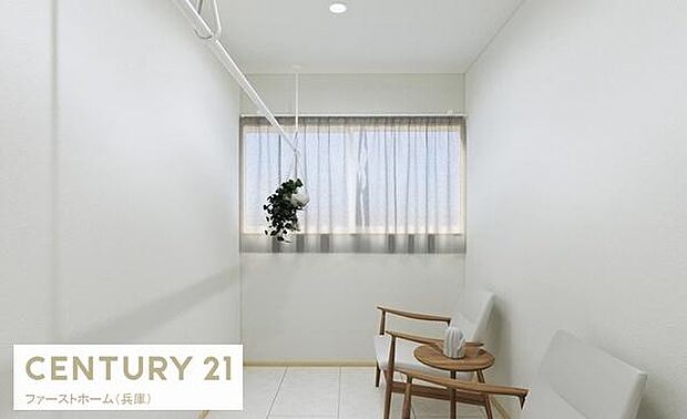 シンプルな内装でさまざまな用途に対応できる空間です。窓からの自然光がやさしく差し込み明るい印象を与えます。清潔感のある壁と床で日々のお手入れも簡単です。