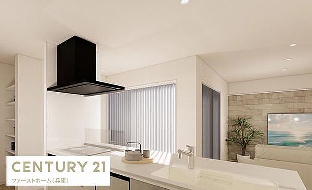 リビングとキッチンが一体となった開放感のある空間です。大きな窓から自然光が差し込み室内全体が明るい印象です。シンプルな内装とナチュラルな色合いが特徴的です。家具の配置もしやすく快適に過ごせる設計です。