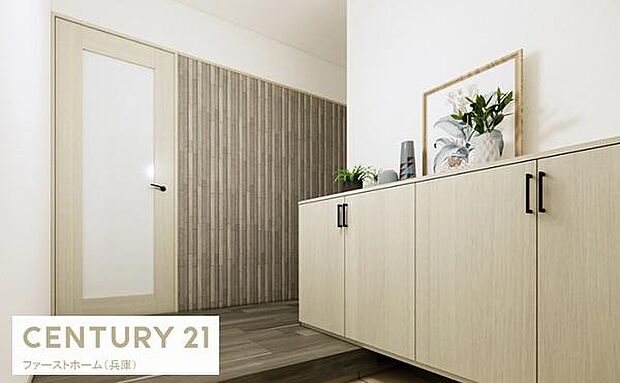 玄関には落ち着いた色合いの壁とシンプルな収納が設置されておりすっきりとした印象です。明るいドアと大きな収納スペースが特徴です。インテリアの配置もしやすい空間になっています。清潔感のある玄関が魅力です。