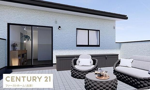 開放感を感じられるバルコニーです。ゆったりしたスペースがあり様々な用途にお使いいただけます。家具を置いても十分な広さが魅力です。外へのアクセスもスムーズな設計です。