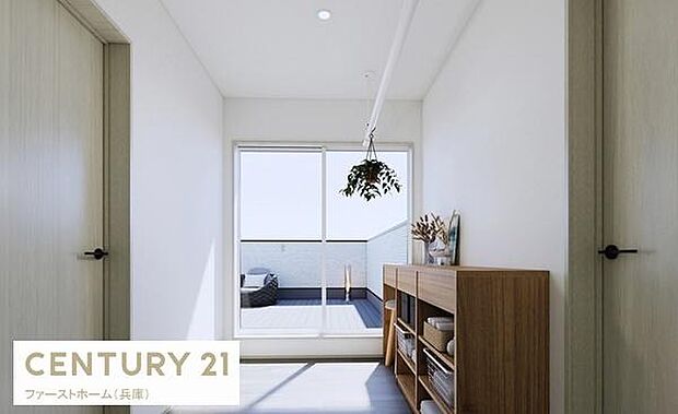 大きな窓から明るい光が差し込む開放的な廊下です。シンプルな内装が上品な雰囲気を演出しています。木目調の収納棚が空間に温かみをプラス。バルコニーへのアクセスもスムーズです。清潔感のある通路が魅力的です。