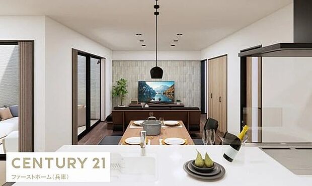 リビングはシンプルな色調でまとめられており広々とした印象です。照明やインテリアがモダンな雰囲気を演出しています。テレビボードやダイニングスペースも一体感があります。大きな窓が開放感をプラスしています。