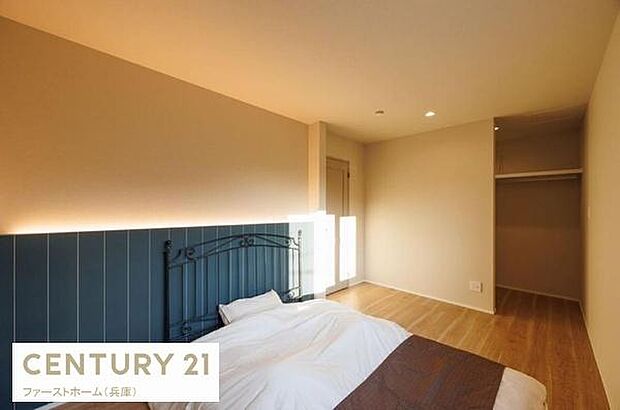 明るい陽射しが差し込む寝室です。クローゼットが備わっており収納スペースも確保されています。落ち着いた色合いの壁と床が空間を引き締めます。照明も天井埋め込みタイプですっきりした印象です。