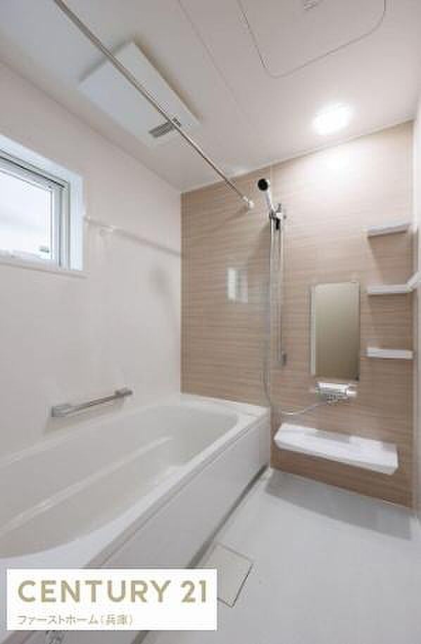 明るい色調でまとめられたバスルームです。壁面には収納棚があり整理がしやすい造りです。浴槽はゆったりとしたサイズ感で窓も設置されています。シャワーや鏡も備わっていますので使い勝手の良さが感じられます。