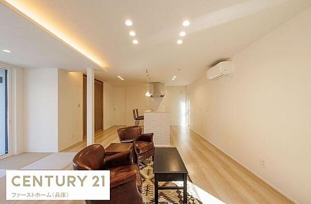 明るい光が差し込む開放感のあるリビングです。シンプルな内装が空間を一層引き立てます。ダウンライトが天井をすっきりと見せ落ち着いた雰囲気が広がっています。床材の色合いが部屋全体を上品にまとめています。