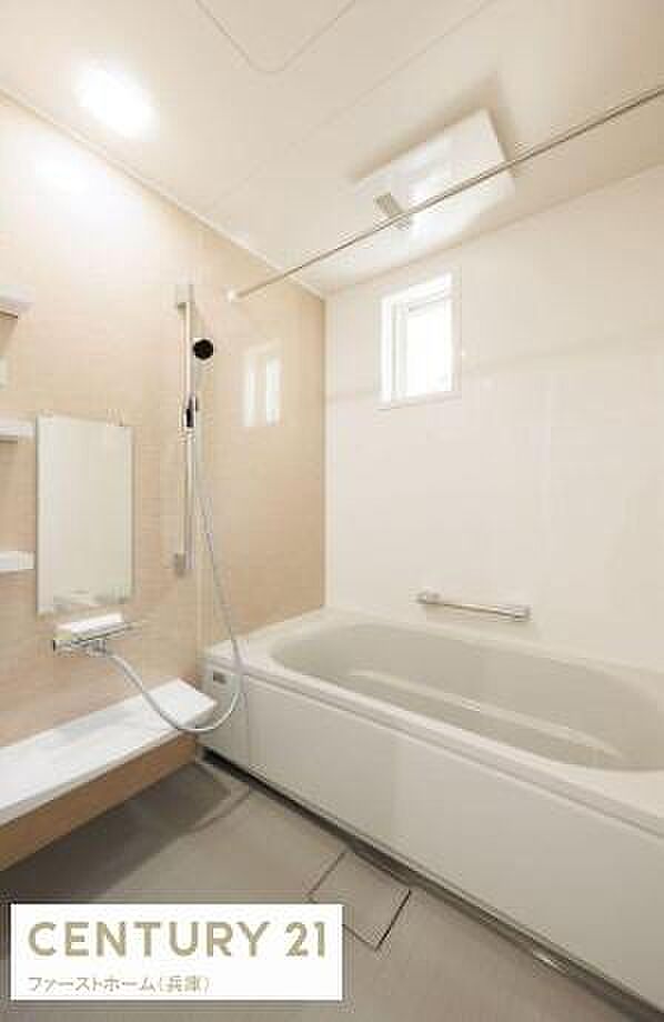 明るい窓付きのバスルームで自然光が差し込み清潔感があります。浴槽と洗い場が広くゆったりとしたスペースを確保しています。壁や床の色調も落ち着いておりシンプルで使いやすいデザインです。