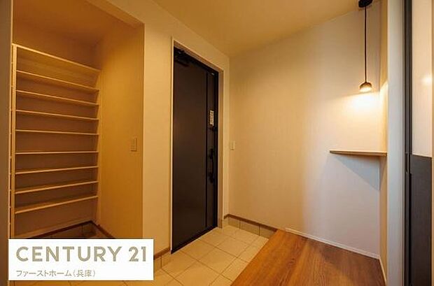 広々とした玄関スペースが印象的です。収納棚が備え付けられており整理整頓に便利です。落ち着いた照明が空間を柔らかく演出しています。段差の少ない設計で使い勝手にも配慮されています。