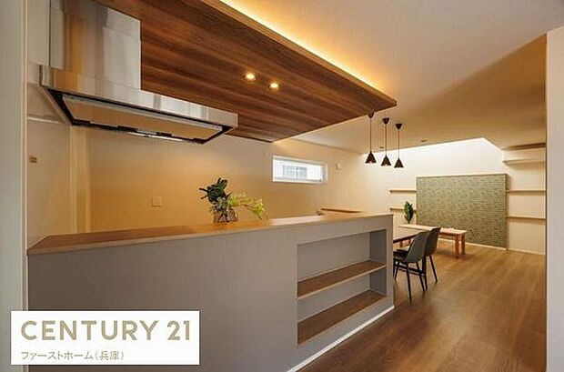 木目調の天井と一体感のあるカウンターが印象的なキッチンです。開放感のあるレイアウトでダイニングとのつながりも感じられます。収納スペースも充実しておりすっきりとした空間が広がっています。