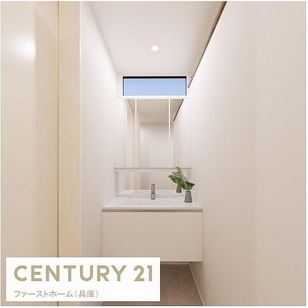 洗面台・洗面所はシンプルなデザインが印象的です。すっきりとした空間で朝の準備も快適に行えます。明るい照明と窓からの自然光が清潔感を感じさせます。使い勝手の良さが魅力です。