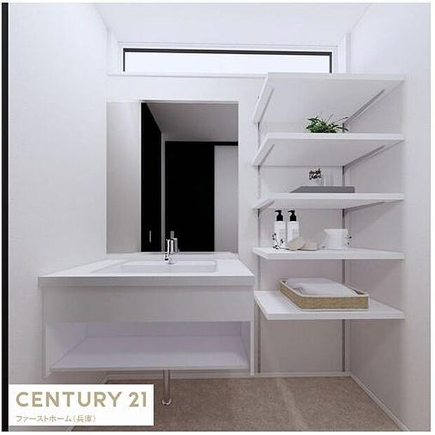 洗練されたデザインの洗面台が印象的です。大きな鏡が空間を広く感じさせます。オープン棚があり使いやすさと収納力を兼ね備えています。白を基調とした明るい印象の洗面所です。清潔感にあふれた空間です。