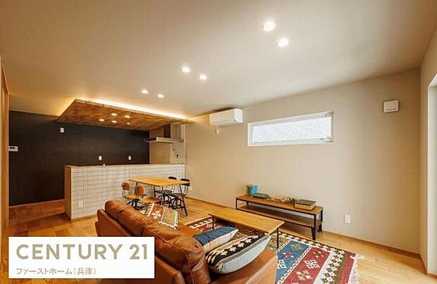 広々としたリビングは開放感のある空間設計が特徴です。天井の間接照明が室内をやさしく照らします。大きな窓が自然光をたっぷり取り入れます。落ち着いたカラーの内装で居心地の良さが感じられます。