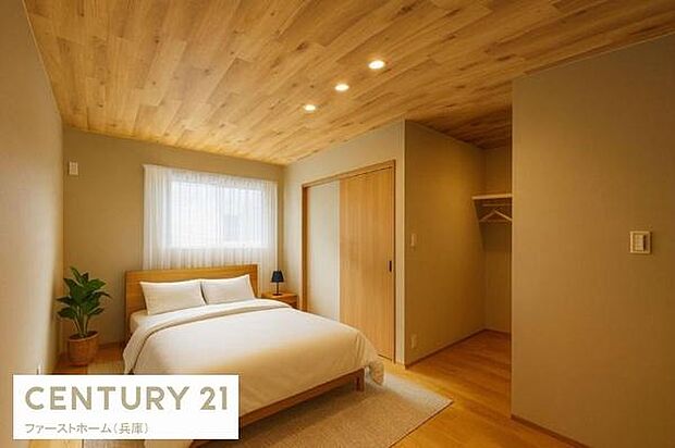 天井と床に木材が使用されており自然な雰囲気が特徴です。窓から光が入り室内が明るくなっています。シンプルなレイアウトで収納スペースも確保されています。温かみのあるデザインが印象的です。