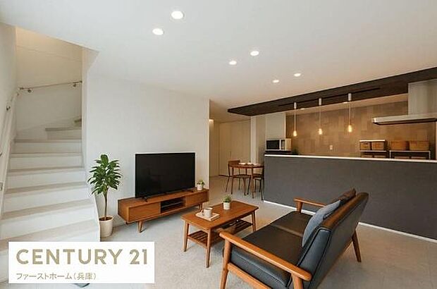 開放感のあるリビングはシンプルなデザインが印象的です。ダウンライトが室内を明るく照らします。キッチンとの一体感もあり無駄のない空間構成となっています。家具の配置もしやすい広さです。