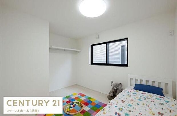 白を基調とした明るい子供部屋です。収納スペースがしっかり確保されています。窓からの自然光がしっかり入る印象です。カラフルなラグがアクセントになっています。シンプルな内装でアレンジしやすいお部屋です。