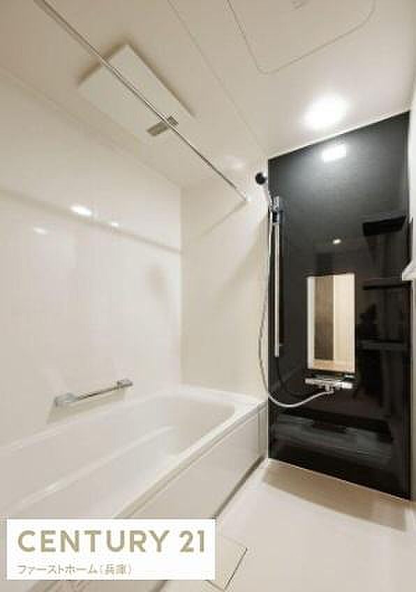 モノトーンの落ち着いたデザインが特徴のバスルームです。鏡や棚が設置されており便利にご利用いただけます。清潔感のある空間で日々のリラックスタイムにも対応しています。シンプルで使いやすい浴室です。