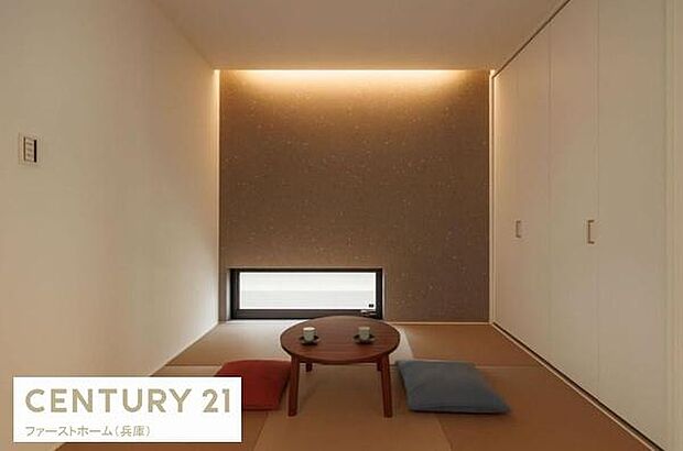 和室ならではの落ち着いた雰囲気が広がります。間接照明が空間をやさしく演出しています。シンプルなデザインで使い勝手の良い収納も備わっています。小窓が自然光を取り入れ明るさが確保されています。