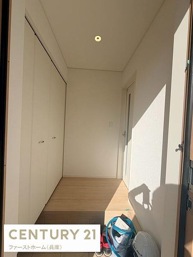 玄関には収納スペースがしっかりと設けられておりすっきりとした印象です。明るい光が入り込み清潔感があります。シンプルなデザインでお手入れもしやすい空間です。スマートな導線が魅力的です。