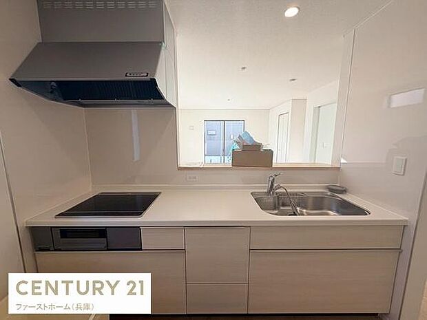 シンプルなデザインでまとまったキッチンです。壁付けタイプでお手入れも簡単です。シンクと作業スペースが十分確保されています。IHコンロが設置されています。明るい雰囲気が魅力的です。