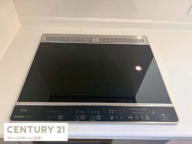 シンプルなデザインのIHクッキングヒーターが設置されています。操作パネルも分かりやすく日々の調理がスムーズに進みます。お手入れも簡単なフラット天板が魅力です。