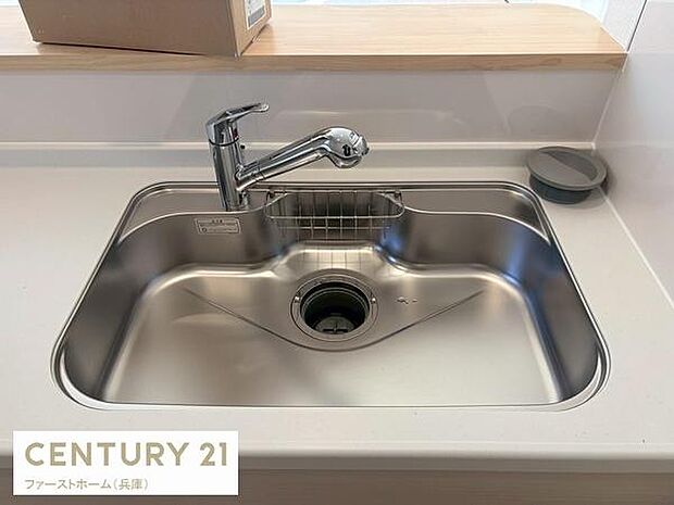 シンプルなデザインのステンレスシンクが印象的です。水はねを抑える広めの設計がうれしいポイントです。蛇口も扱いやすいシングルレバータイプです。カウンターと一体感のある配置が魅力です。