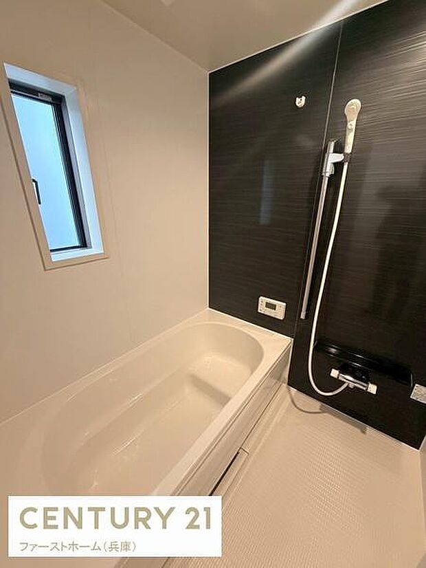 バスルームはシンプルなデザインで清潔感があります。窓があるため換気や明るさを確保しやすいです。浴槽の形状やシャワー設備もスタイリッシュにまとまっています。