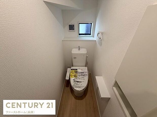 清潔感のある空間で安心してご利用いただけます。小窓から光が入り明るい印象です。シンプルなデザインで落ち着いた雰囲気が特徴です。壁面収納スペースも備わっており整理整頓がしやすいです。