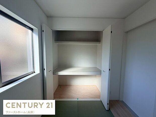 広々とした収納スペースがあり必要な物を整理しやすい造りです。明るい採光が入る窓も近く日中は室内が爽やかな印象です。シンプルな内装ですっきりとした雰囲気を感じられます。使いやすさを重視した収納設計です。