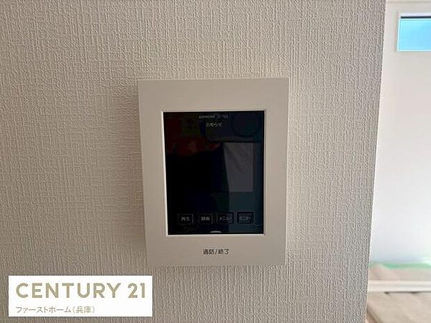壁面に設置されたモニター付きインターホンです。室内から来訪者の確認ができ安心感が高まります。シンプルなデザインでインテリアにもなじみます。操作も分かりやすく使いやすさが考えられています。