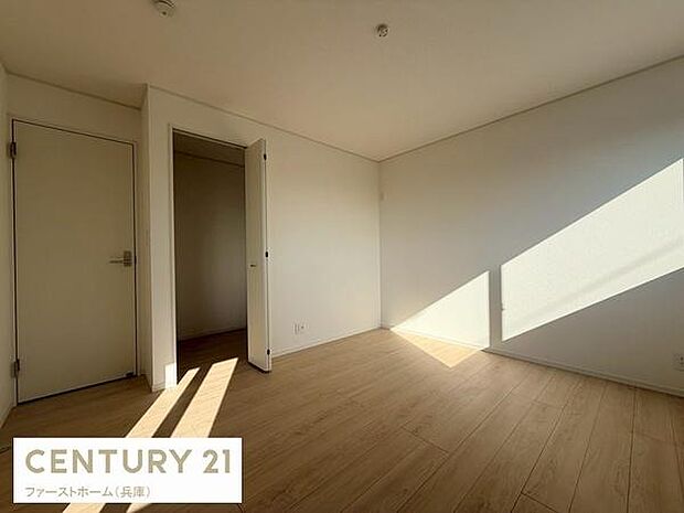 明るい日差しが差し込む寝室はナチュラルなフローリングが特徴です。無駄のないシンプルな内装がすっきりとした印象を与えます。収納スペースも確保されており使い勝手の良い空間です。