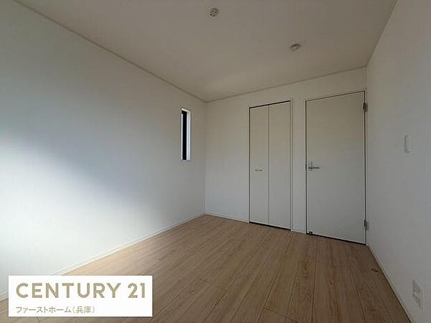 明るさを感じられるシンプルな子供部屋です。収納スペースも備えられており整理整頓しやすくなっています。ナチュラルなフローリングが印象的な空間です。