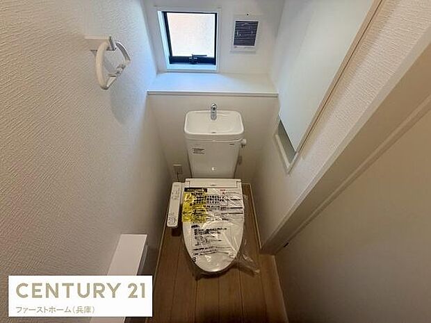 窓があり換気に配慮されたトイレです。温水洗浄便座が設置されています。明るい空間で使いやすさを感じられます。ペーパーホルダーも便利な位置に配置されています。