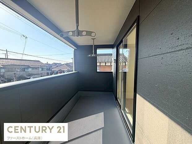 開放感のあるバルコニーで通風や採光に優れています。壁が高めで周囲の視線が気になりにくい設計です。屋根付きで天候の影響も受けにくく日々の使い勝手が良好です。ゆったりとした広さを感じられる空間です。