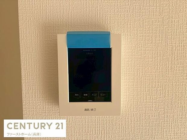 壁面に設置されたスタイリッシュなモニターが印象的です。すっきりとしたデザインが空間に調和しています。シンプルなパネル操作が可能です。インテリアの邪魔をしない設置位置です。