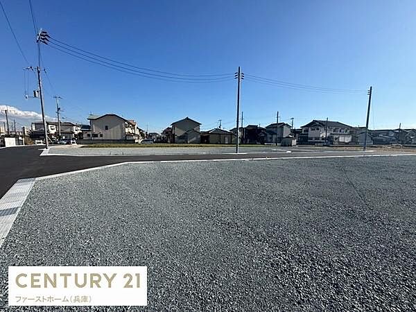 広々とした敷地が広がりさまざまな用途にご利用いただけます。周囲は住宅街で落ち着いた雰囲気です。前面道路も整備されており車の出入りがスムーズです。分かりやすい形状の現地土地です。
