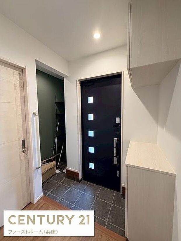 玄関はシンプルで落ち着いた雰囲気です。収納スペースも十分に確保されています。スッキリとしたタイルの床が特徴的です。ダウンライトが室内を明るく照らします。全体的に使いやすい設計となっています。