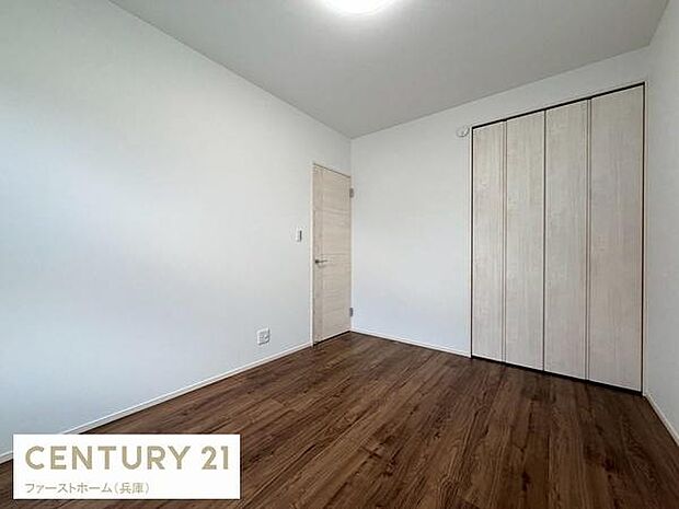 クローゼット付きで収納スペースもしっかり確保されています。シンプルな内装でアレンジ自由度が高いお部屋です。窓からの採光もあり自然な明るさを感じられる空間です。落ち着いたフローリングが印象的です。