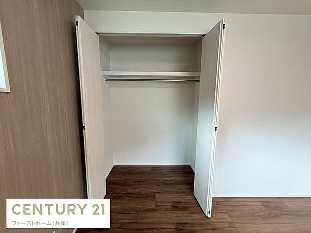 扉付きの収納が設置されており室内をすっきりと保つことができます。シンプルな内装で家具の配置も合わせやすい仕様です。ハンガーパイプがあるため衣類の整理にも便利です。