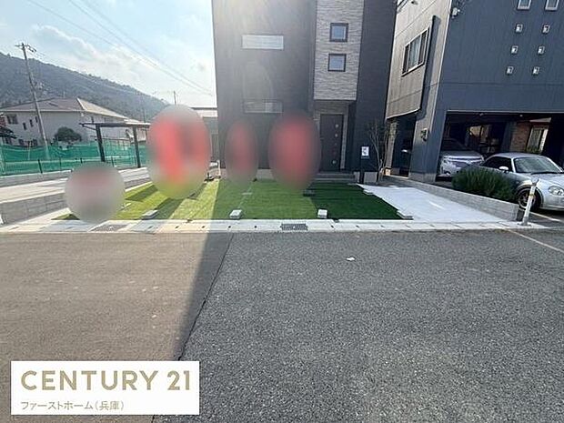 車を快適に停められるスペースが用意されています。駐車しやすい配置で出入りもスムーズです。住まいの目の前に駐車場があるため利便性を感じていただけます。敷地内で移動も安心して行えます。