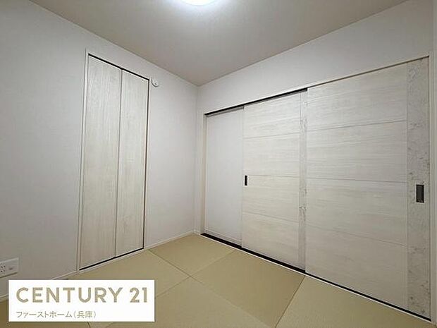 明るい色合いの壁と畳が調和し落ち着いた雰囲気の和室です。収納スペースが充実しているためすっきりと片付けられます。扉はスライド式で開閉もスムーズです。シンプルで使いやすい空間です。