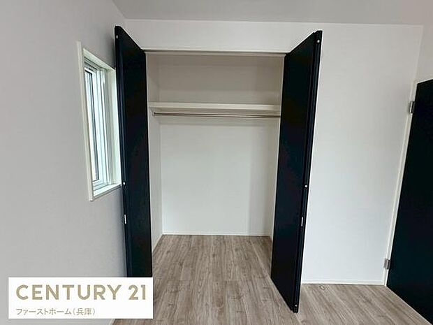 収納スペースが広々としており衣類や小物をすっきりと整理できます。両開き扉で開閉もスムーズです。室内の明るさを取り入れる窓付きで快適に利用できます。床は木目調で清潔な印象です。